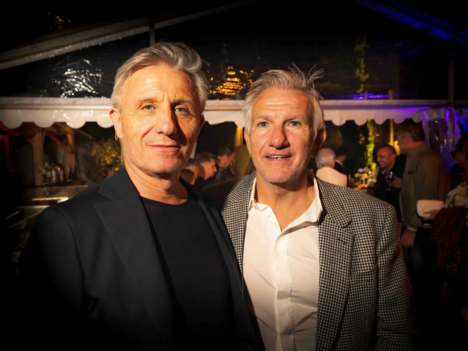 Portrait de deux invités lors d’un événement professionnel