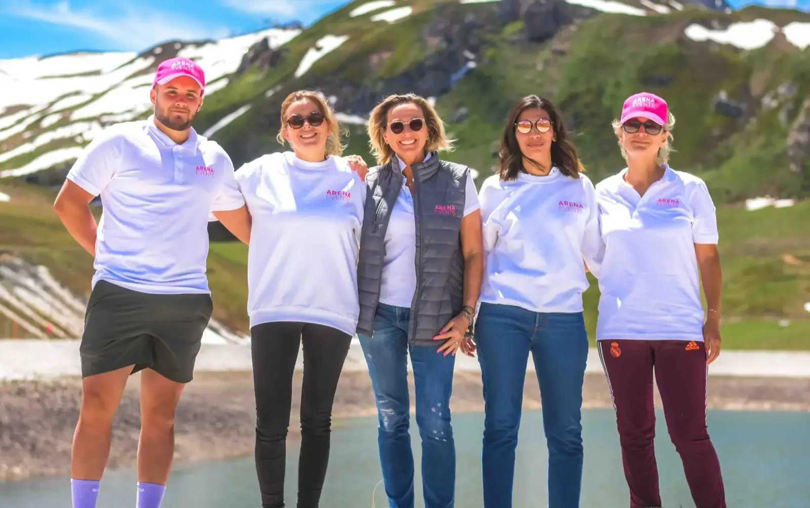 Équipe réunie en montagne pendant un séminaire