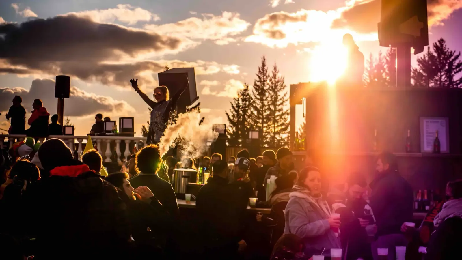 Public réuni au coucher du soleil lors d’un événement