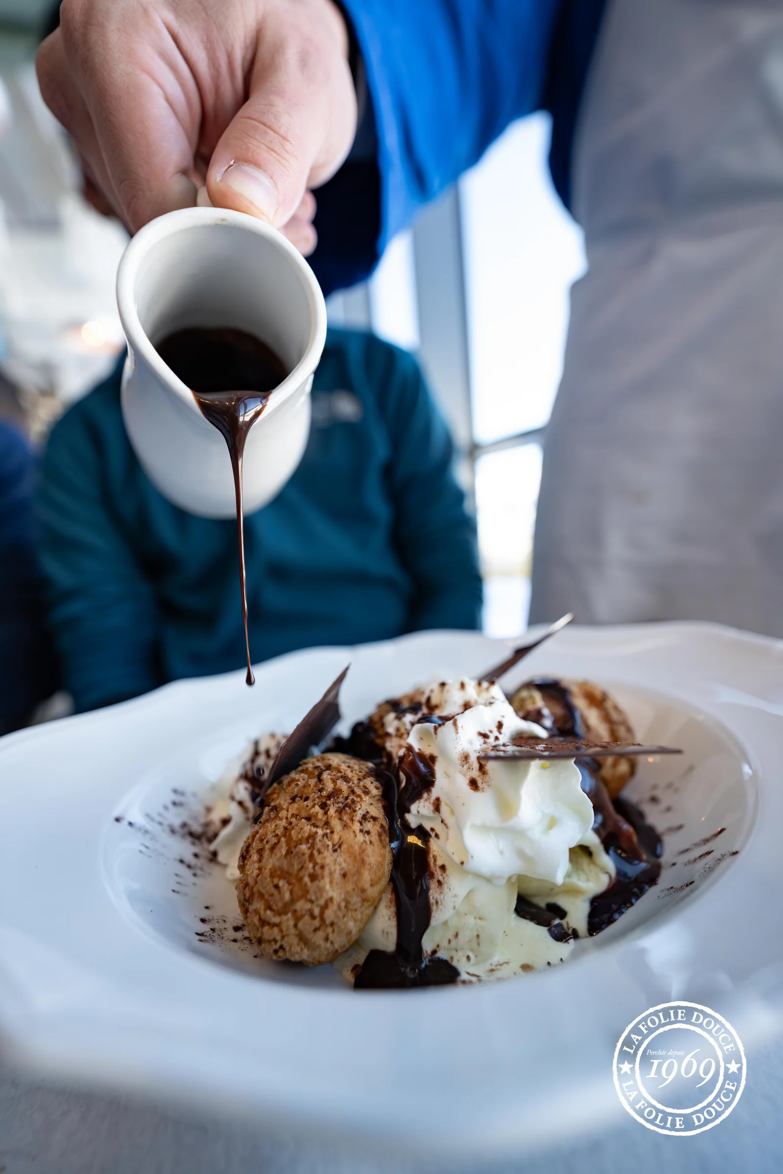 Sauce versée sur un dessert au moment de sa finition