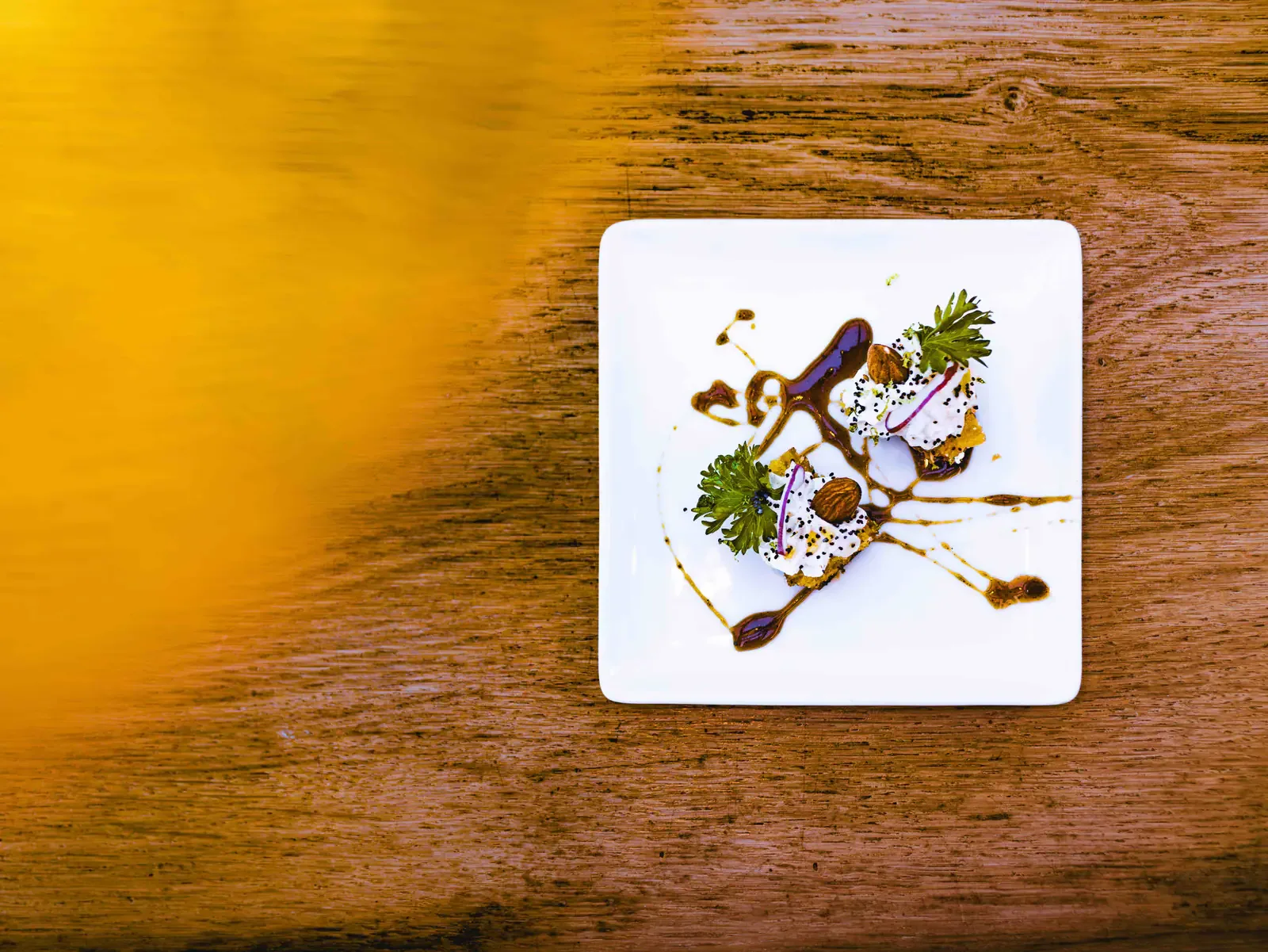 Assiette gastronomique photographiée sur une table en bois