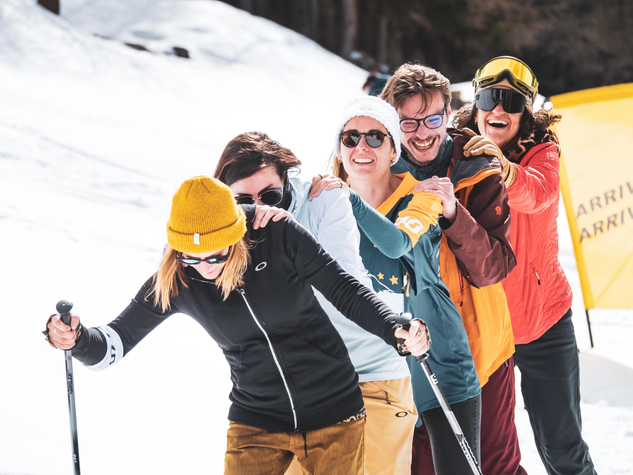 Groupe avançant ensemble lors d’une activité sur neige