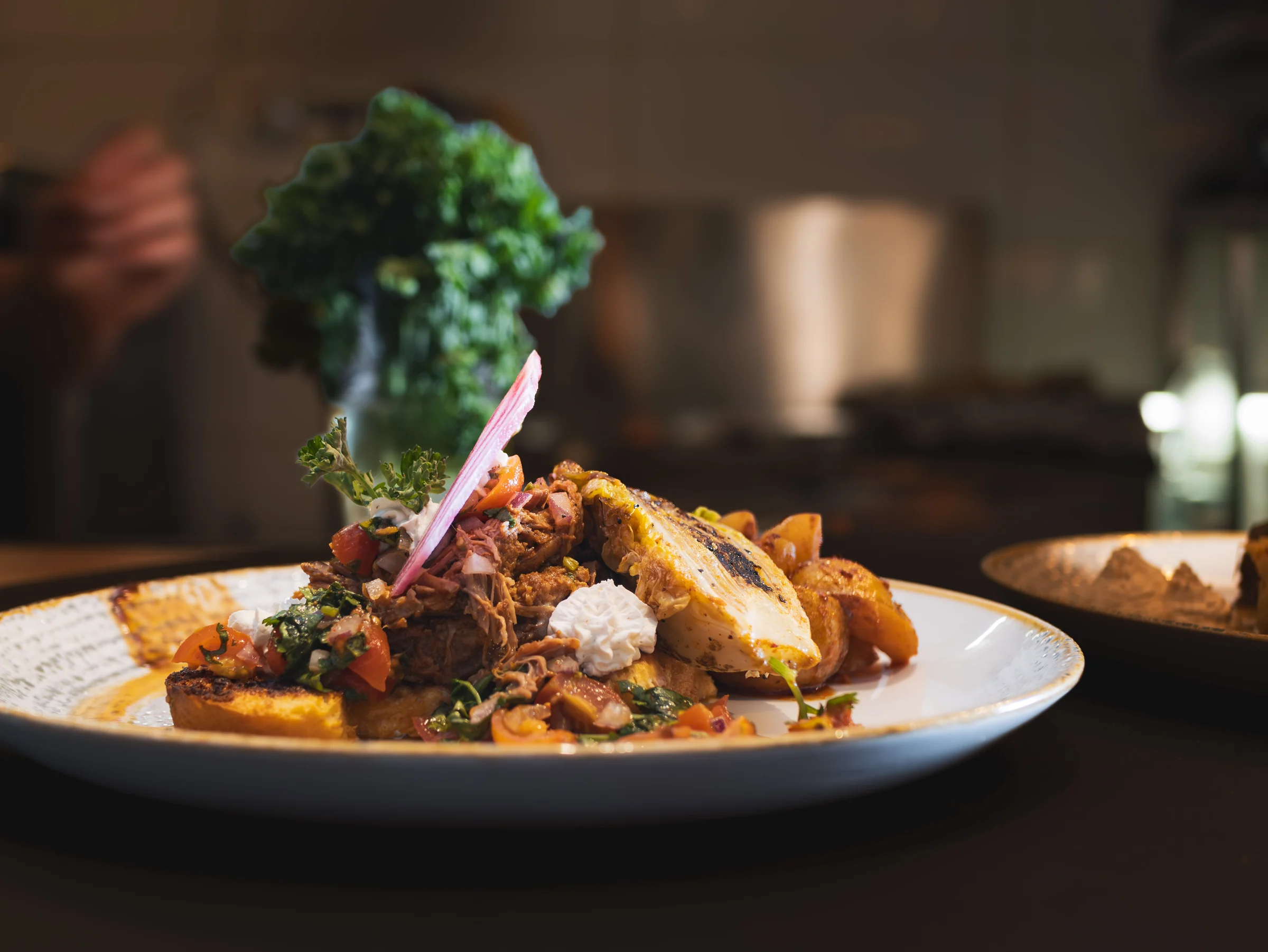 Plat gastronomique dressé dans une lumière chaleureuse.