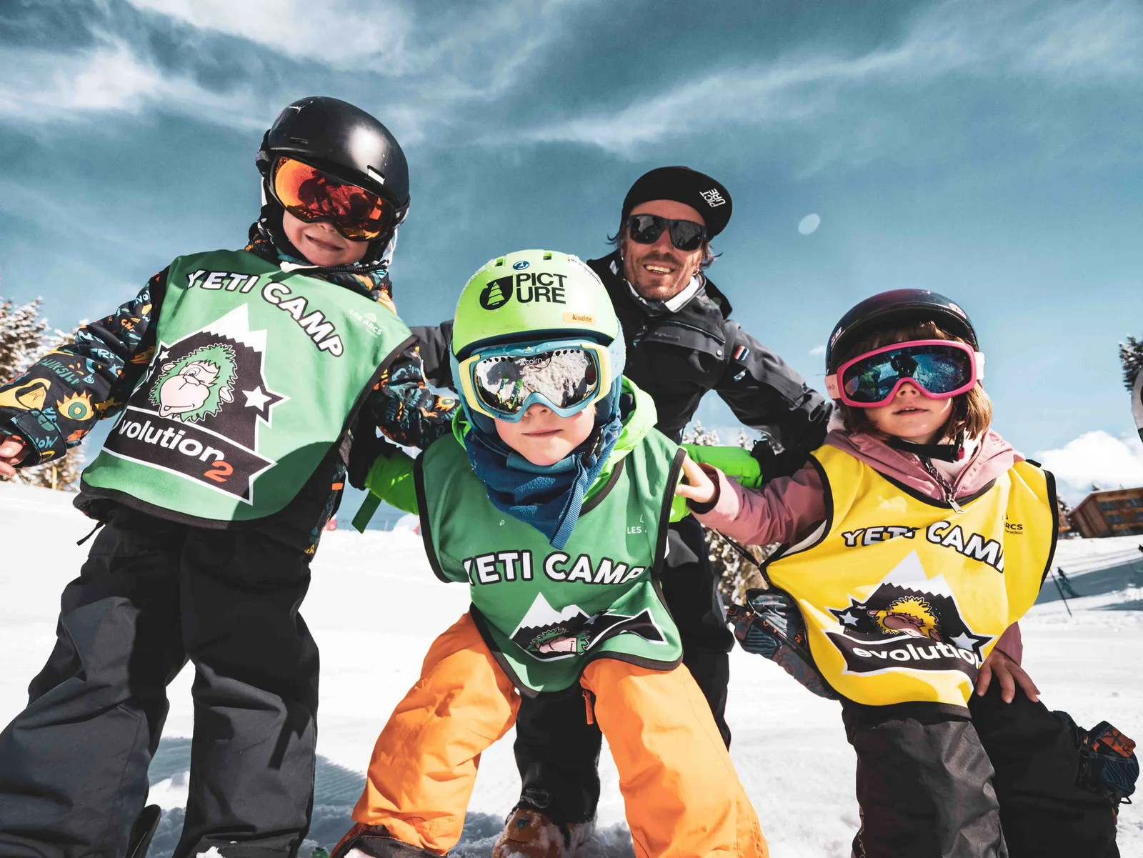 Enfants et moniteur réunis au Yeti Camp