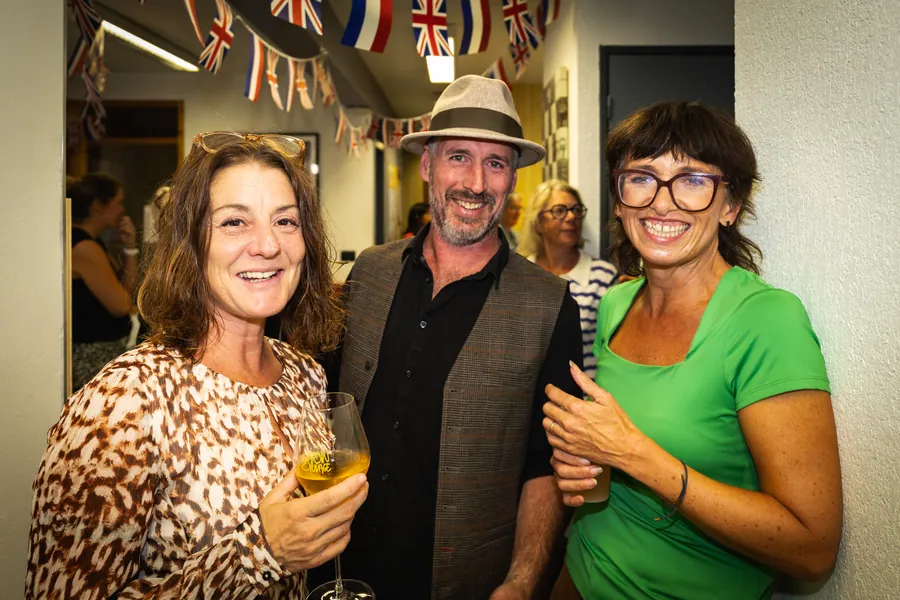 Portrait de trois invités devant le décor des bureaux