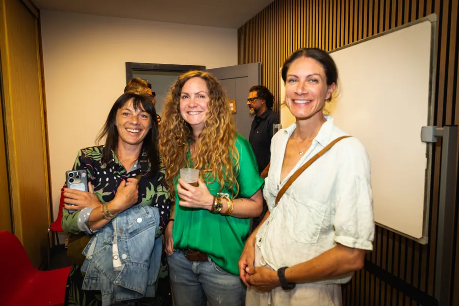Trois invitées réunies à l’entrée d’une salle