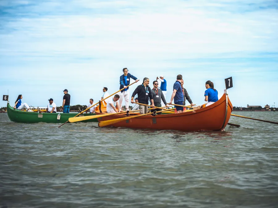 Les équipes en dragon boat sur la lagune