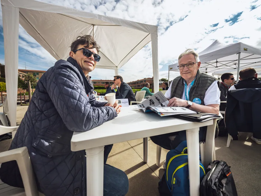 Un échange entre participants pendant les ateliers