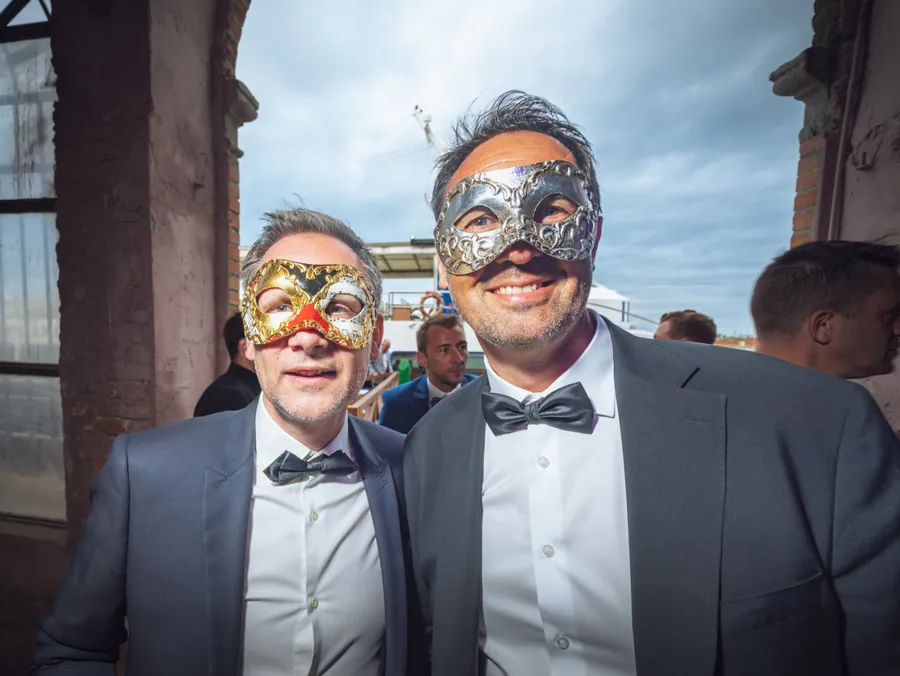 Les invités masqués avant la soirée vénitienne