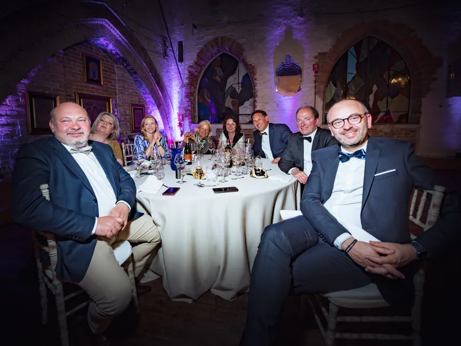 Les participants réunis autour d’une table au palais