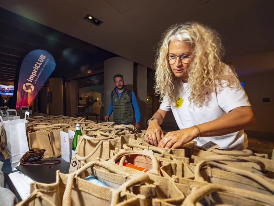 Préparation des sacs d’accueil pour les participants du séminaire Impriclub