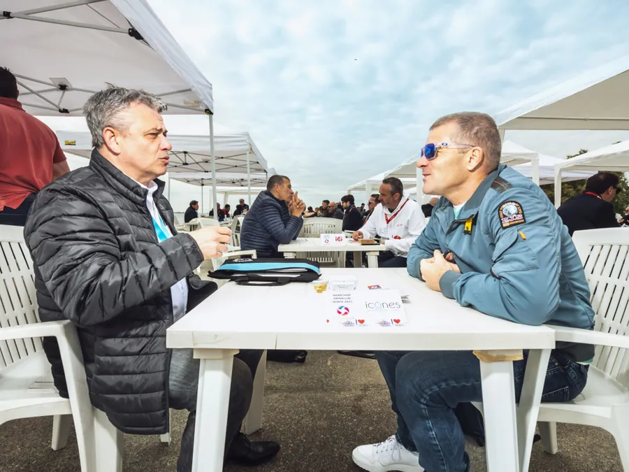 Discussion autour d’une table pendant les ateliers à Venise