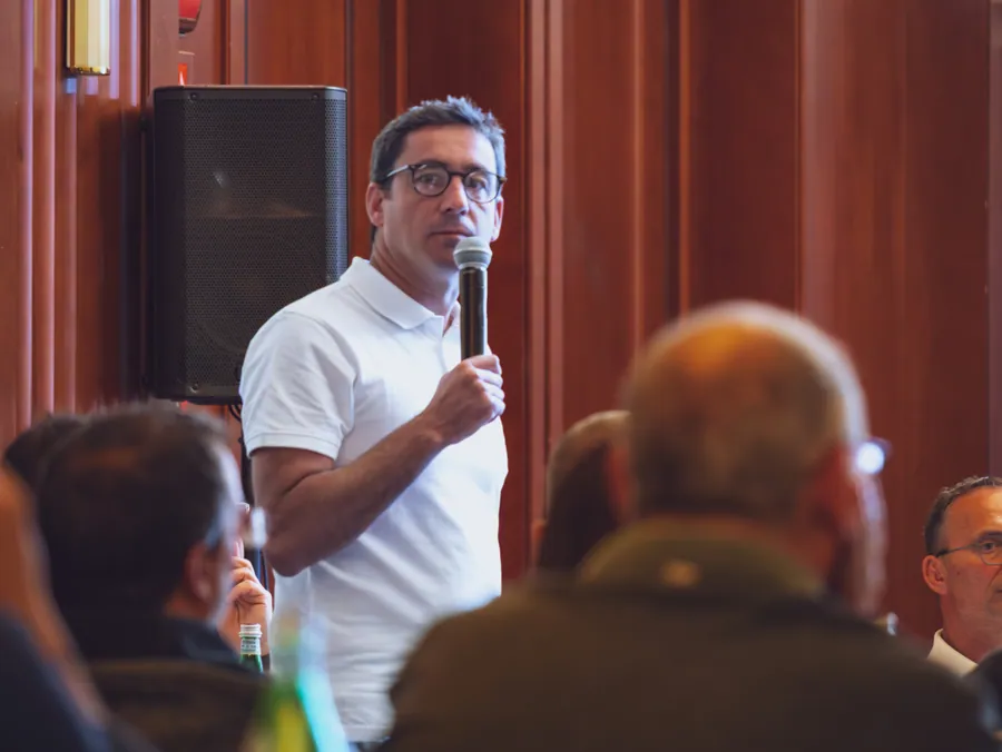 Un intervenant au micro devant les participants de l’assemblée générale