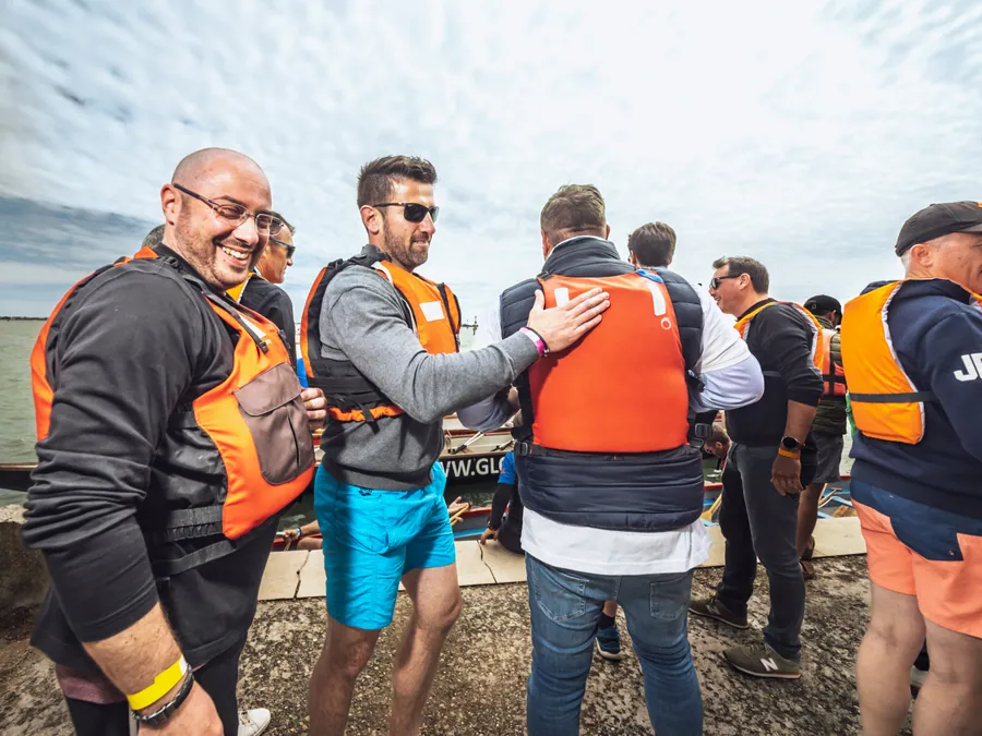 Les participants s’entraident pour enfiler les gilets avant le dragon boat