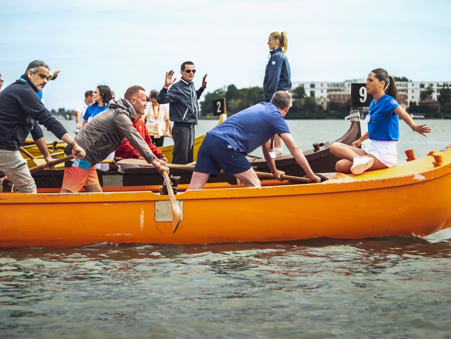 Les participants pagaient ensemble pendant le team building