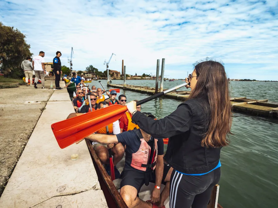 Retour sur le quai, pagaies à la main après le dragon boat