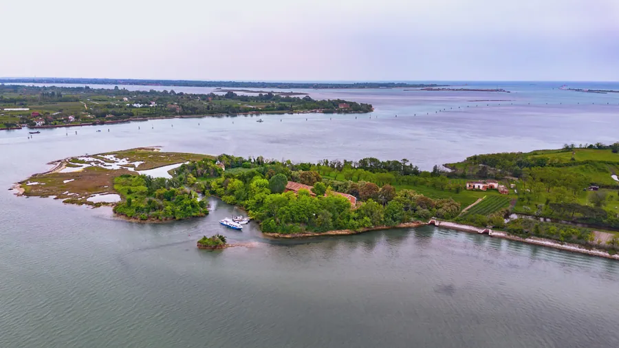 Vue aérienne du lieu de l’activité au milieu de la lagune