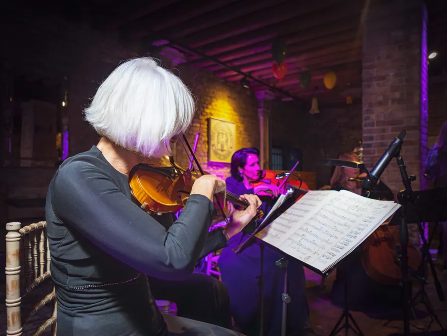 Une violoniste joue pendant la soirée vénitienne