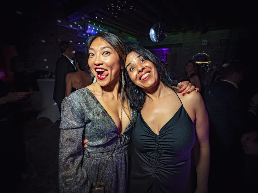 Deux participantes souriantes pendant la soirée masquée