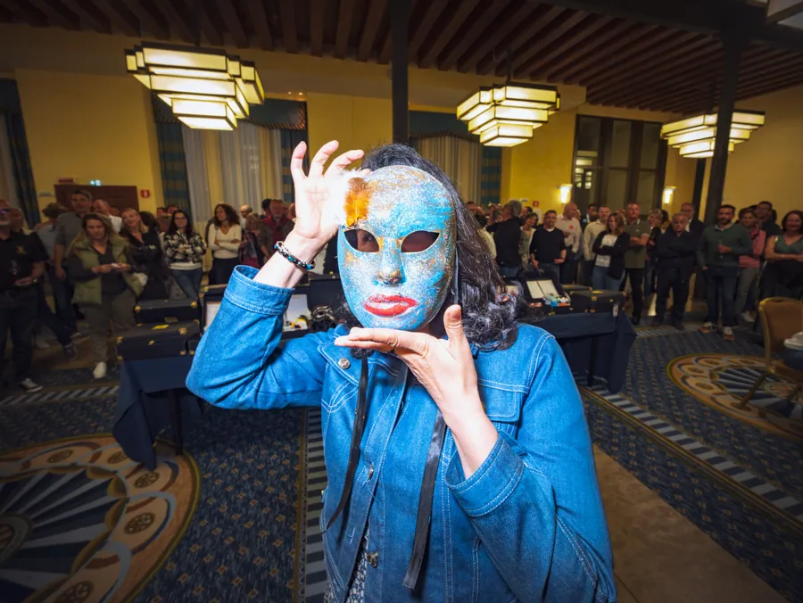 Une participante porte le masque réalisé pendant le séminaire