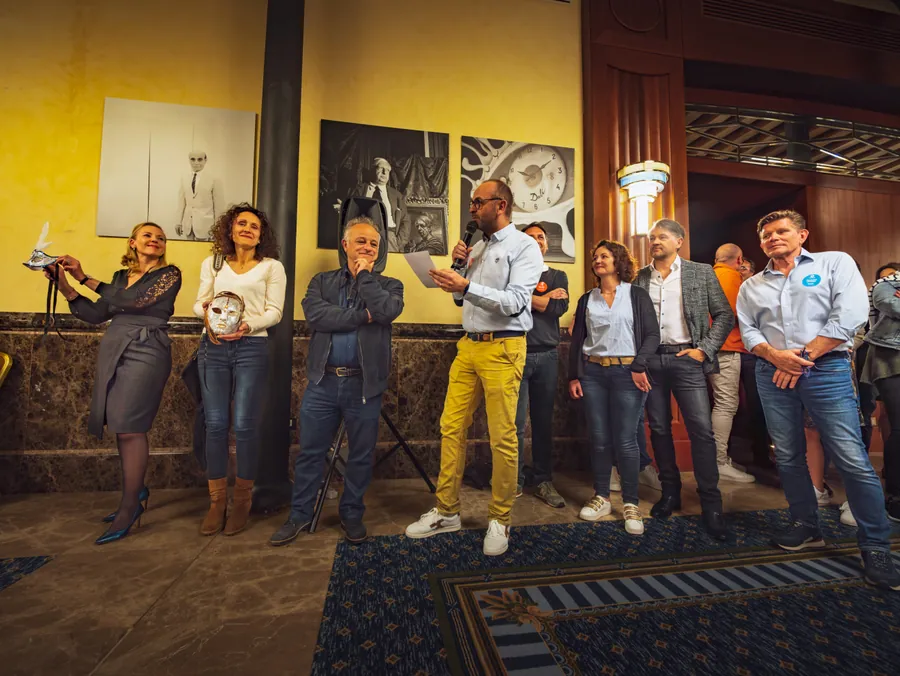 Les équipes et leurs masques réunis pour la remise des prix