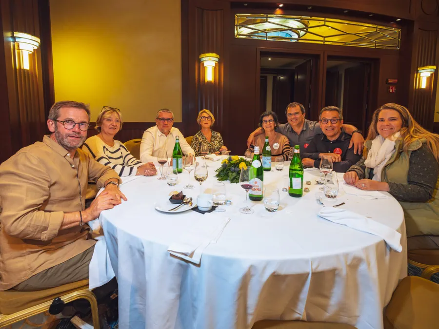Les participants réunis autour d’une table lors du dîner de clôture