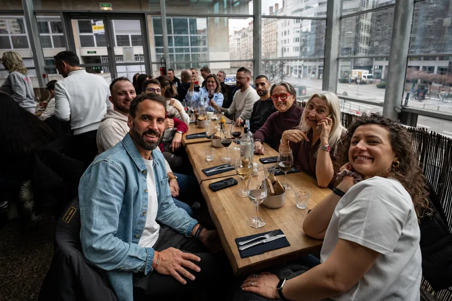 Les participants réunis à table pendant le séminaire ST Groupe