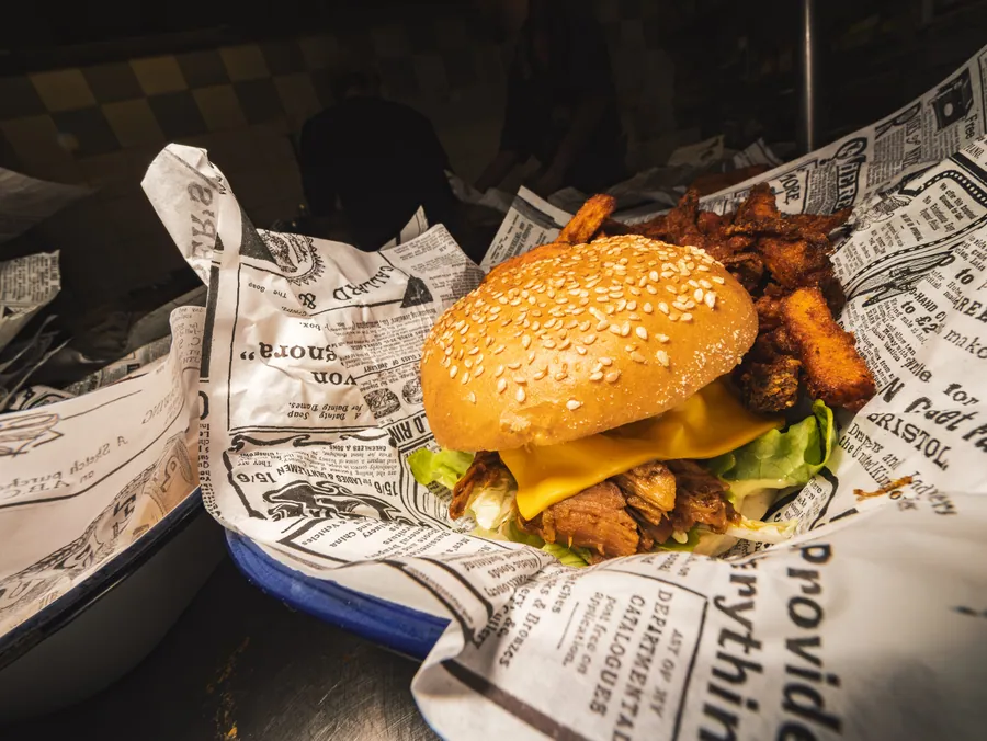 Burger et accompagnements photographiés à table