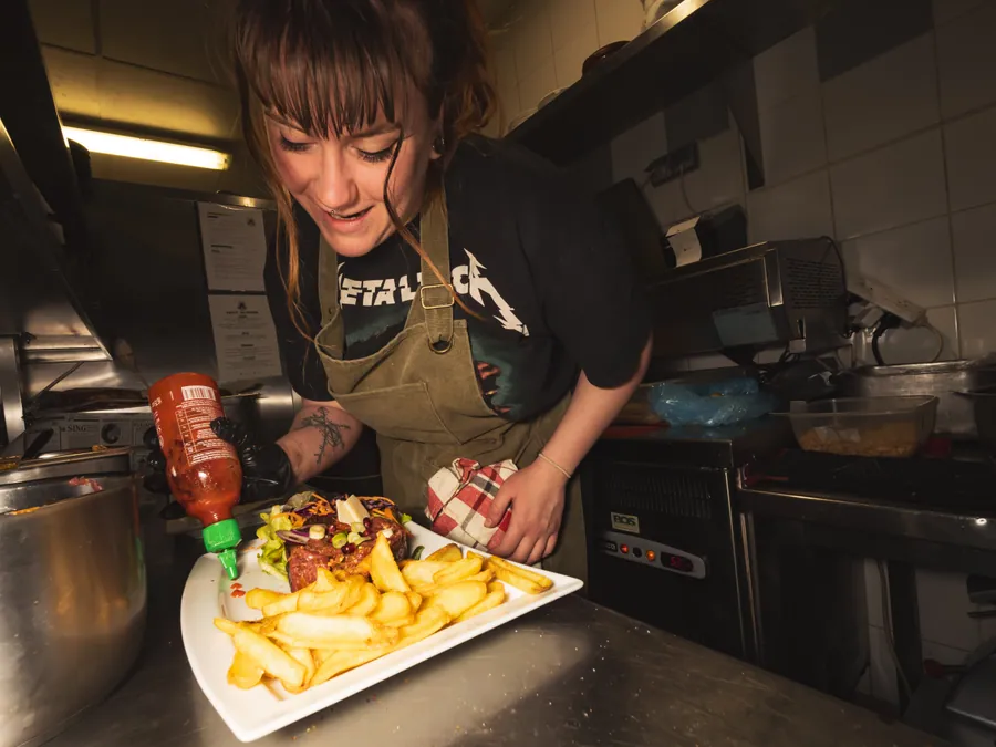 Préparation d’une assiette en cuisine