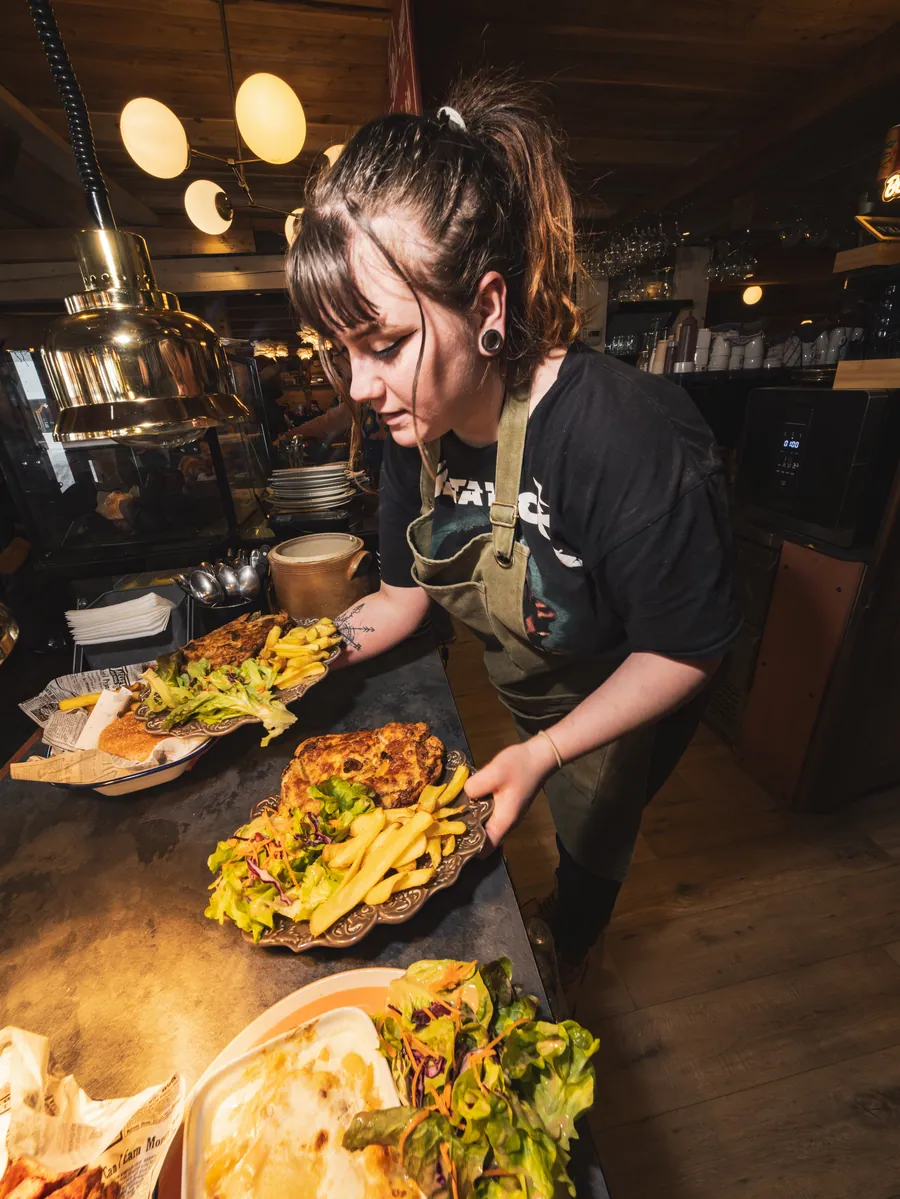 Le service des plats au comptoir