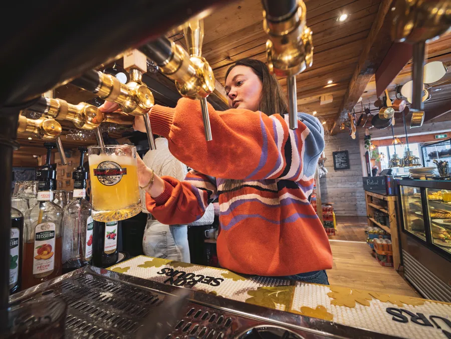 Service d’une boisson au bar