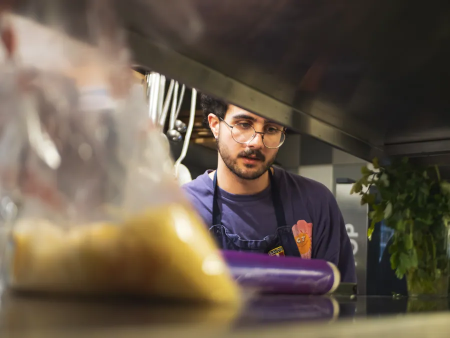 Portrait en cuisine pendant le service