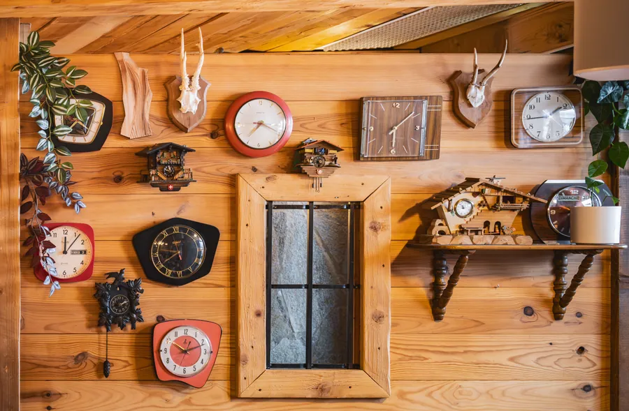 Objets et souvenirs sur les murs du restaurant