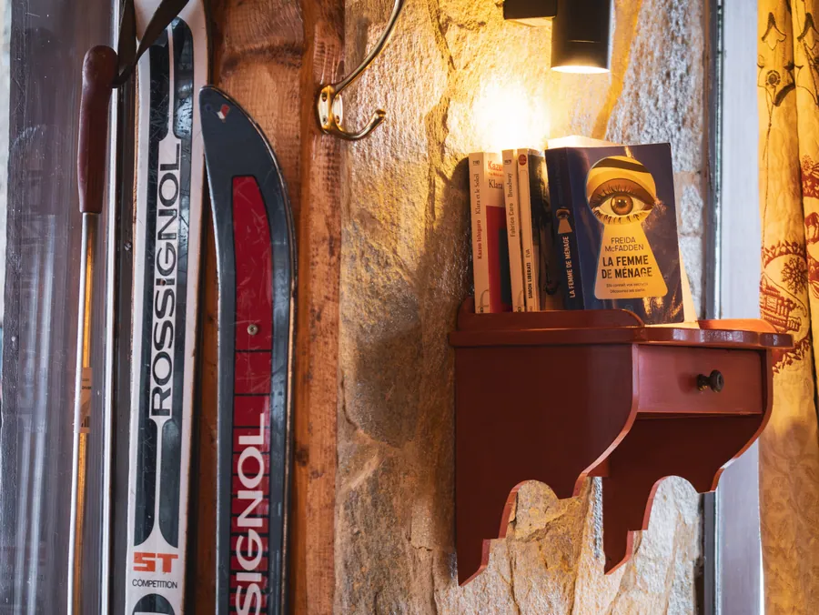 La décoration autour des skis anciens