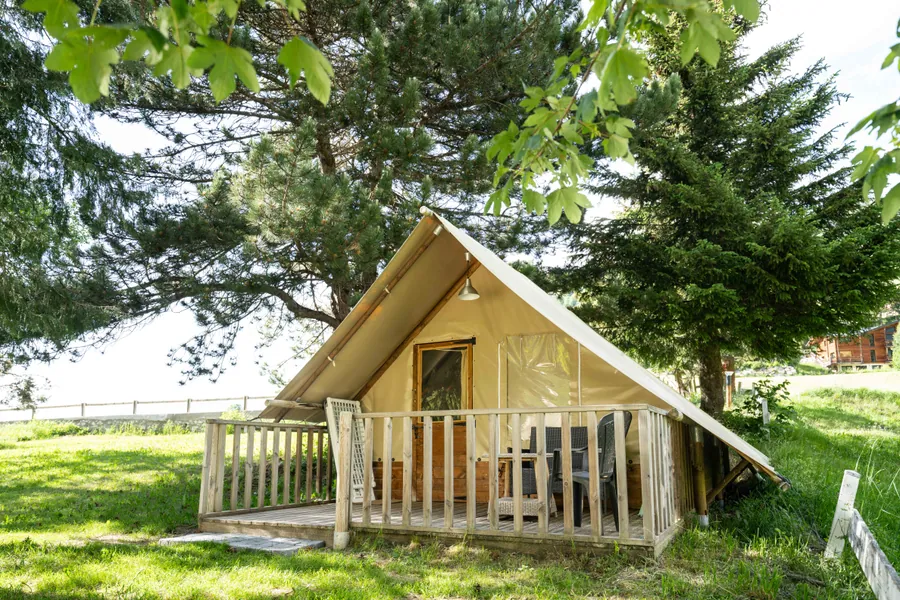 Hébergement en toile dans la verdure au Camping des Lanchettes
