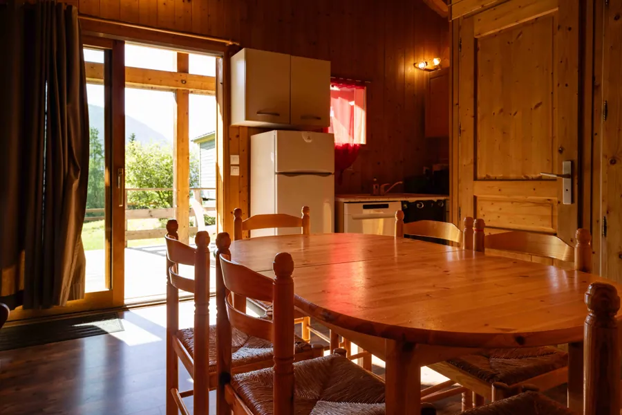 Table et banquette près de la fenêtre d’un hébergement