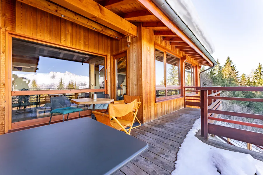 Terrasse du chalet et paysage hivernal aux Arcs