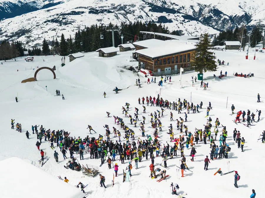 Les participants réunis sur le domaine skiable