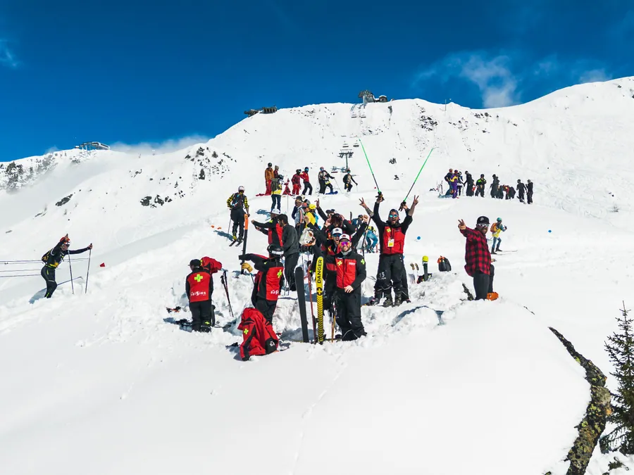 Les pisteurs au départ sur la crête enneigée