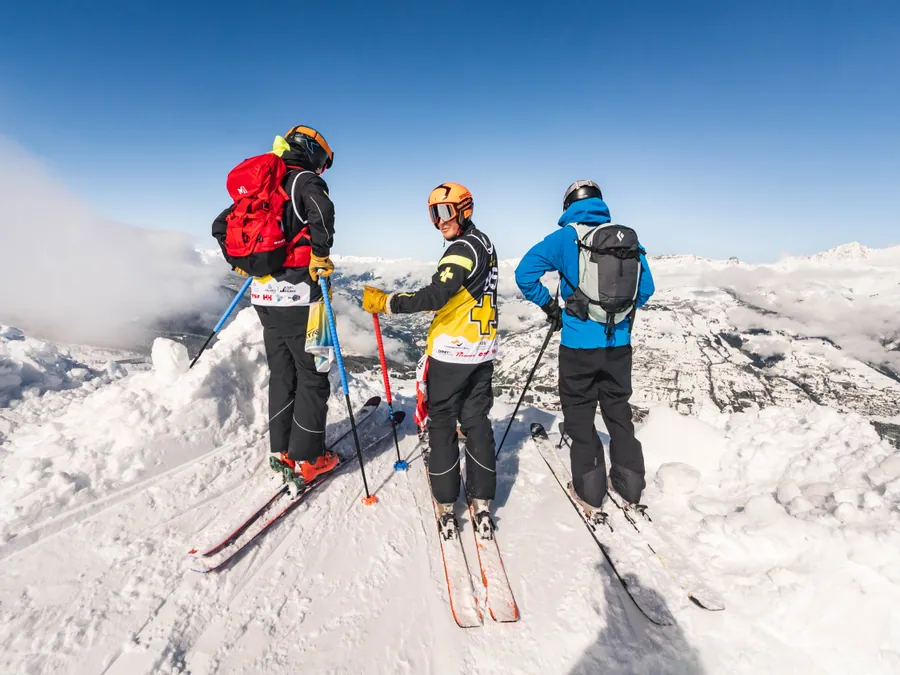 Trois concurrents face au panorama des Arcs