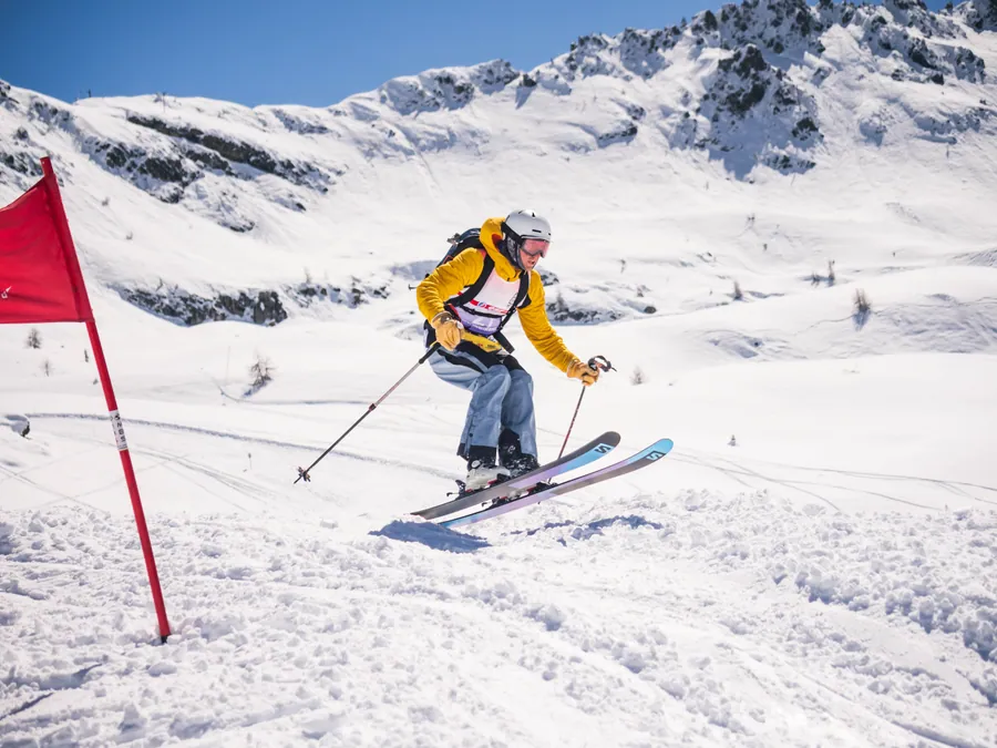 Un concurrent franchit une porte sur le parcours