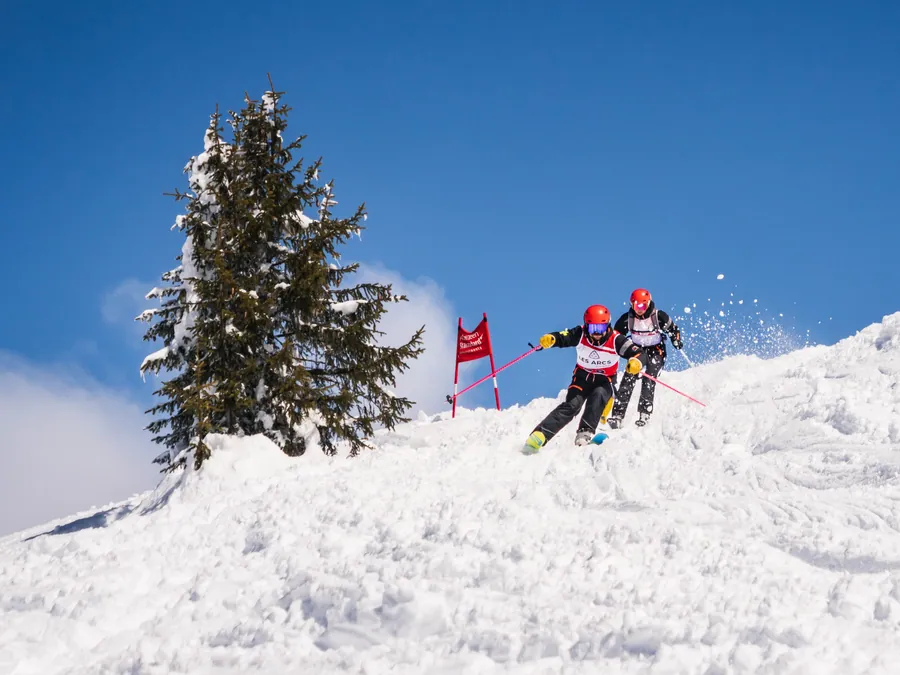Deux skieurs dans une portion de neige bosselée