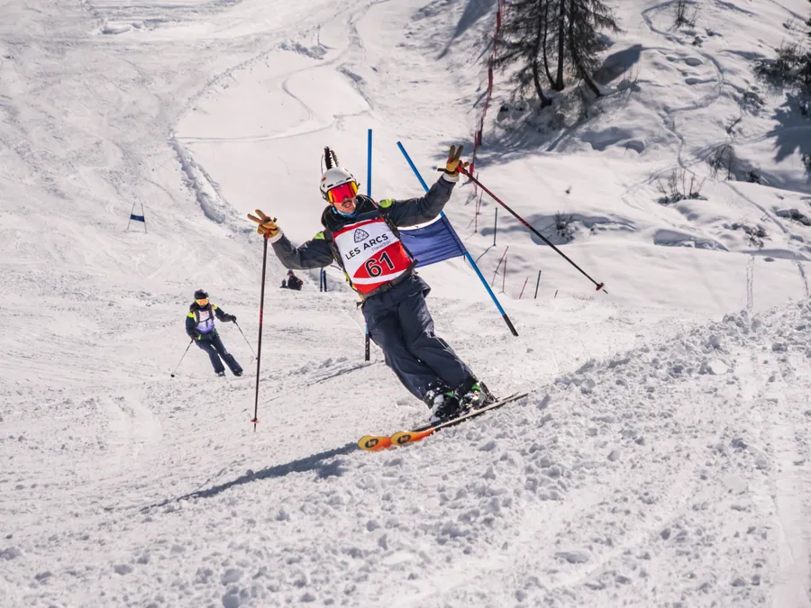 Un passage entre les portes du slalom