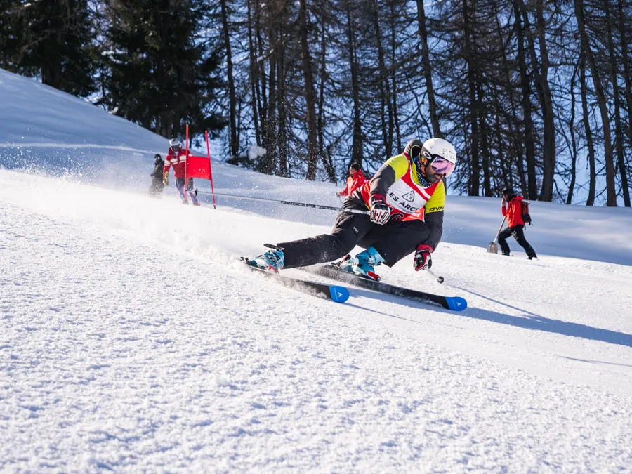 Un virage appuyé pendant l’épreuve de ski