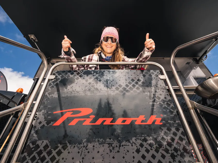 Des participants découvrent la cabine d’une dameuse