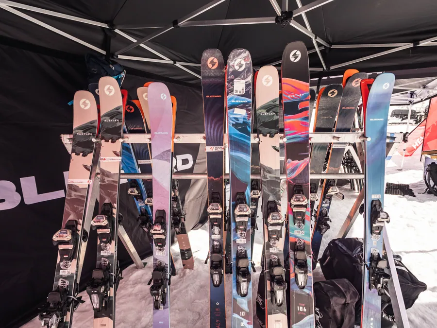 Du matériel de ski présenté dans le village