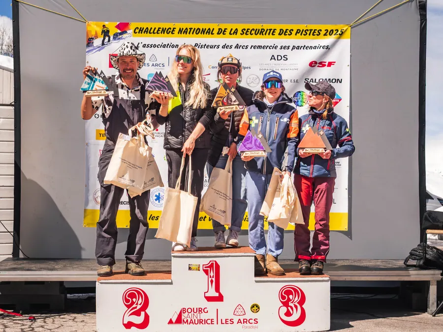 Les participantes réunies sur le podium