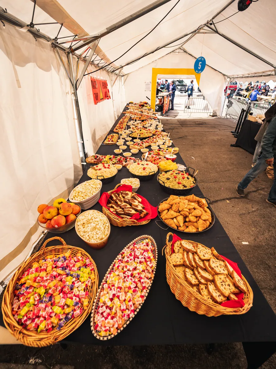 Les tables préparées pour le repas des participants