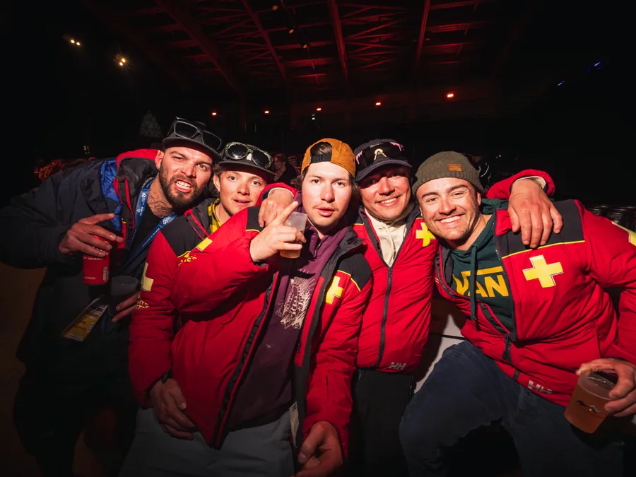 Un groupe de pisteurs réuni pendant la soirée