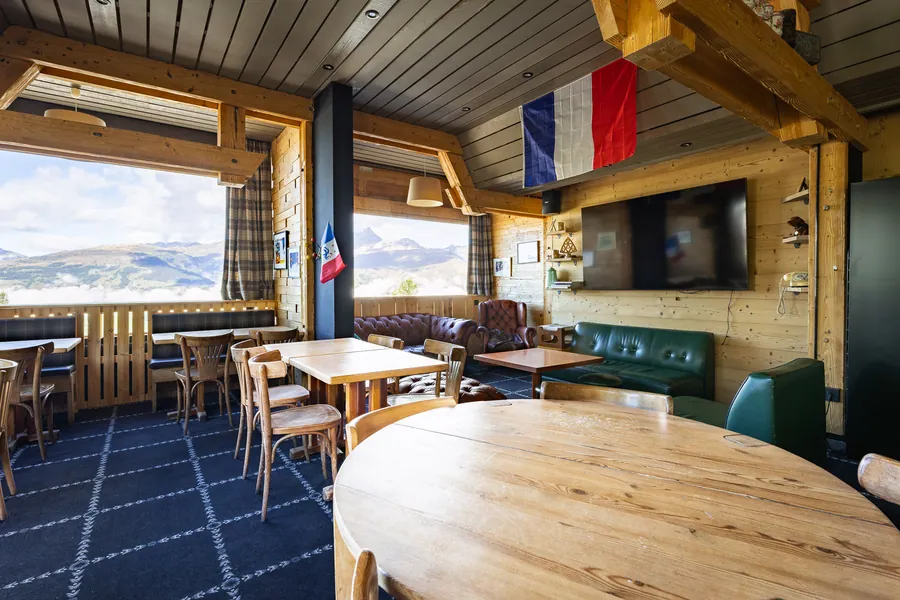 La salle et les tables du restaurant Chez Fifine